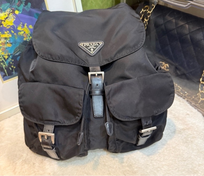 專櫃7萬9🫠不錯的89新🏅超好用的Prada降落傘🖤黑色尼龍 後背包 超輕 耐用 耐磨 防潑水 👍好用中號尺寸-9
