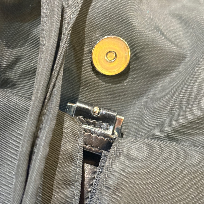 專櫃7萬9🫠不錯的89新🏅超好用的Prada降落傘🖤黑色尼龍 後背包 超輕 耐用 耐磨 防潑水 👍好用中號尺寸-11