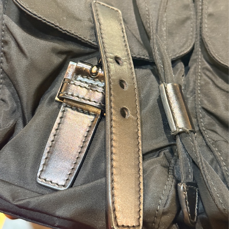 專櫃7萬9🫠不錯的89新🏅超好用的Prada降落傘🖤黑色尼龍 後背包 超輕 耐用 耐磨 防潑水 👍好用中號尺寸-12