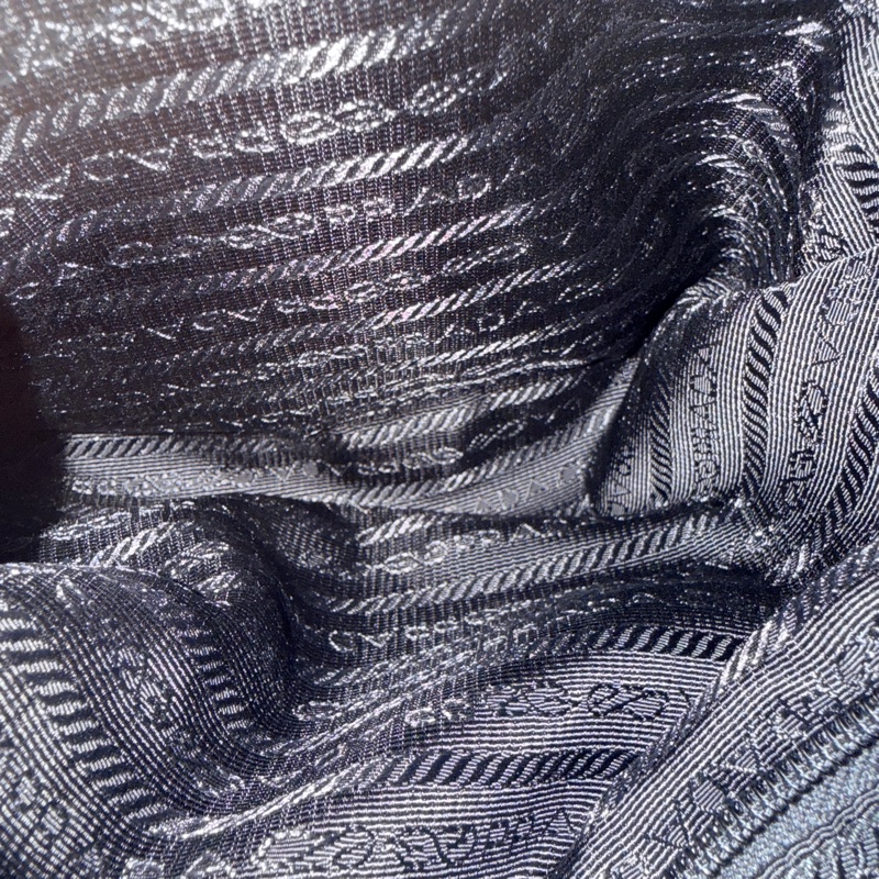 專櫃7萬9🫠不錯的89新🏅超好用的Prada降落傘🖤黑色尼龍 後背包 超輕 耐用 耐磨 防潑水 👍好用中號尺寸-19