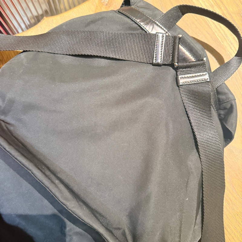 專櫃7萬9🫠不錯的89新🏅超好用的Prada降落傘🖤黑色尼龍 後背包 超輕 耐用 耐磨 防潑水 👍好用中號尺寸-25