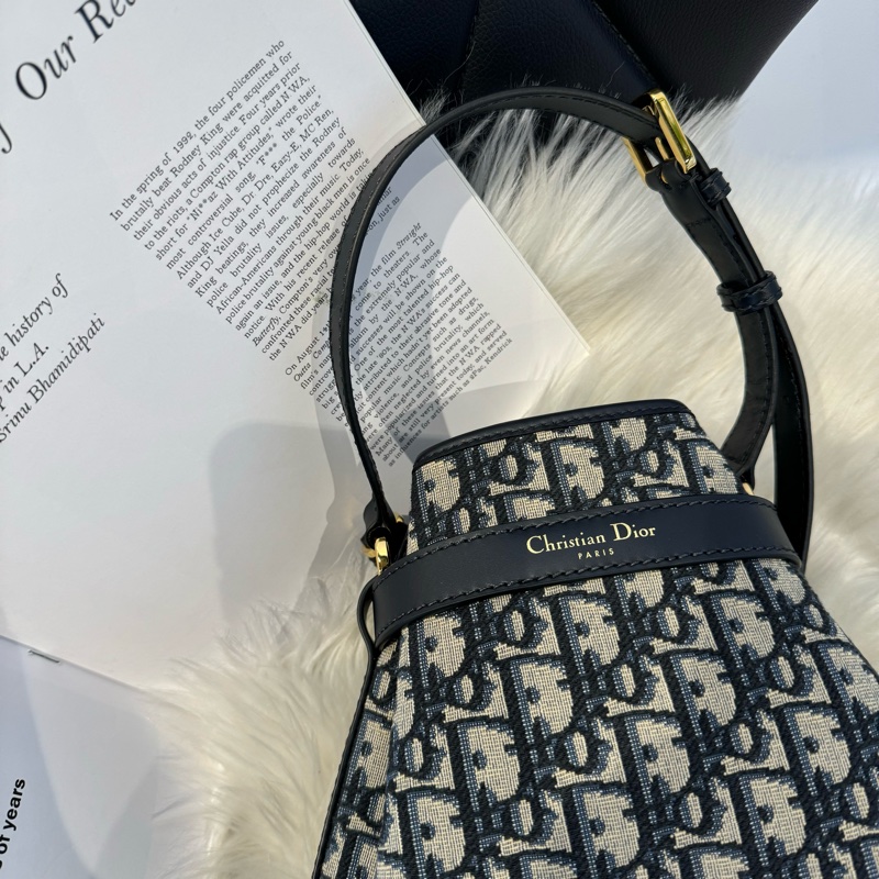 Dior C’est 緹花中型手帶 水餃包-1