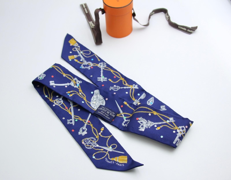 Hermès 100% Silk Les Cles a Pois Twilly Scarf in Marine, Navy Blue, Gris argent and Multicolour-2