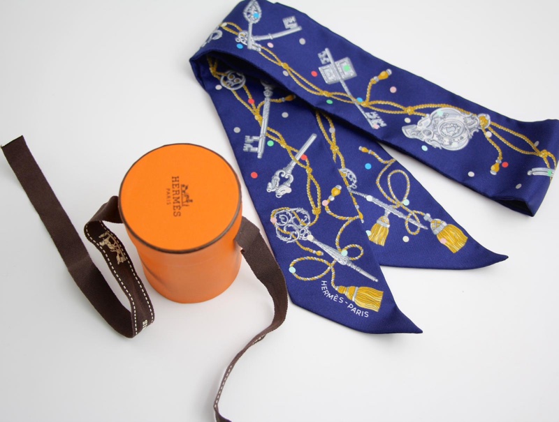 Hermès 100% Silk Les Cles a Pois Twilly Scarf in Marine, Navy Blue, Gris argent and Multicolour-3