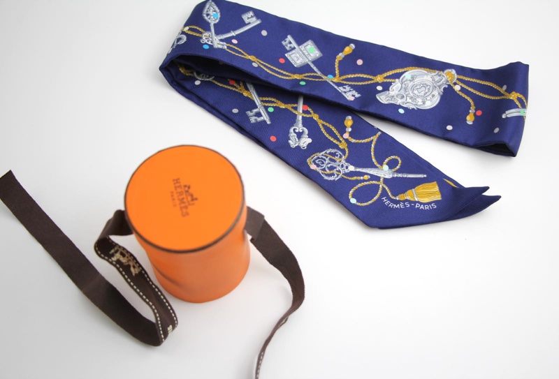 Hermès 100% Silk Les Cles a Pois Twilly Scarf in Marine, Navy Blue, Gris argent and Multicolour-4
