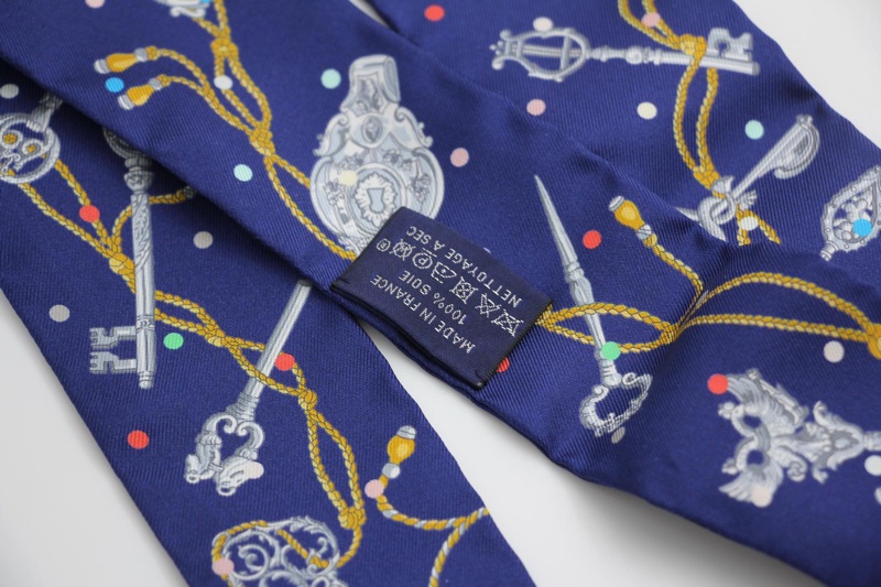 Hermès 100% Silk Les Cles a Pois Twilly Scarf in Marine, Navy Blue, Gris argent and Multicolour-5