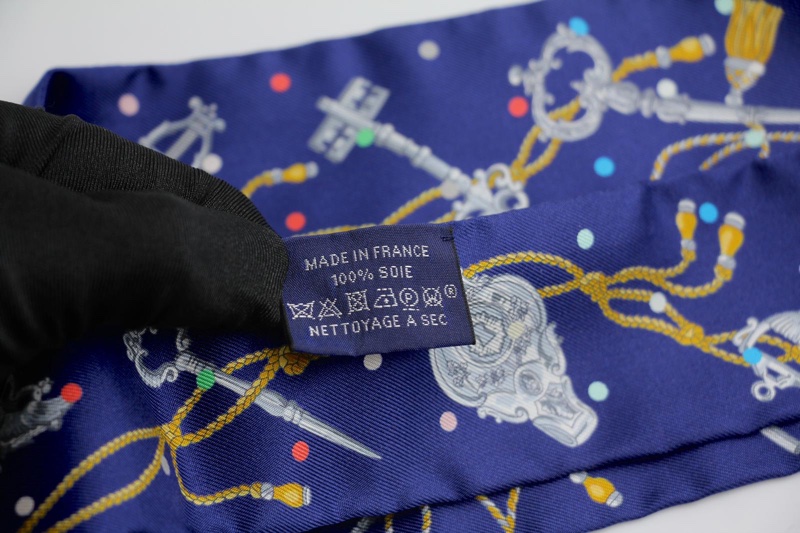 Hermès 100% Silk Les Cles a Pois Twilly Scarf in Marine, Navy Blue, Gris argent and Multicolour-7