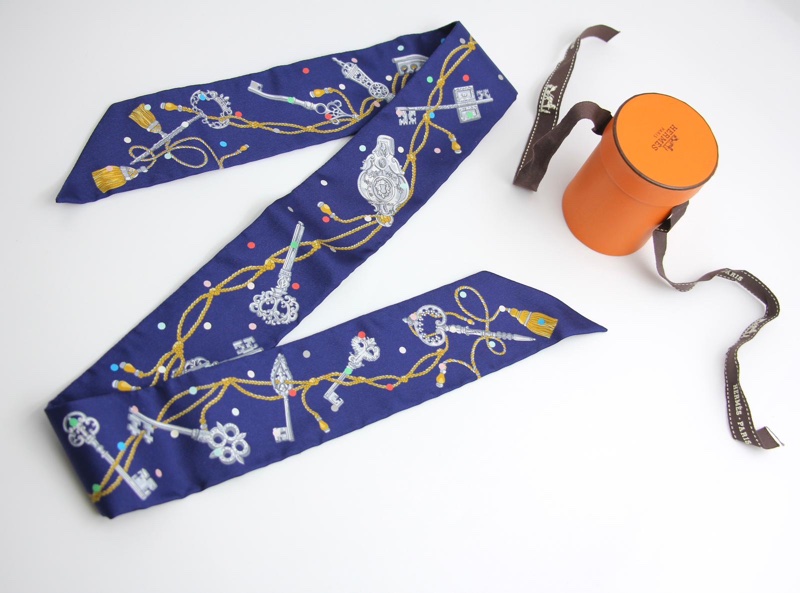 Hermès 100% Silk Les Cles a Pois Twilly Scarf in Marine, Navy Blue, Gris argent and Multicolour-8