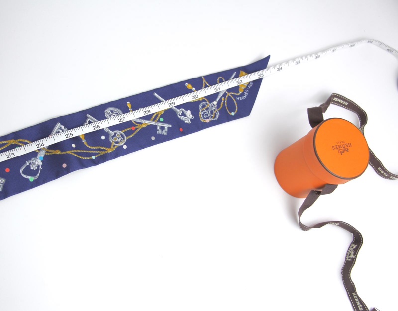 Hermès 100% Silk Les Cles a Pois Twilly Scarf in Marine, Navy Blue, Gris argent and Multicolour-9