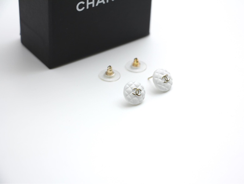 Chanel 19C 樹枝白色CC Logo耳針耳環-8