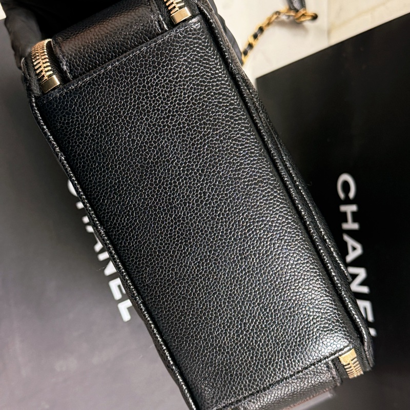 CHANEL荔枝牛皮金釦化妝包✨雙層化妝箱金鍊包(黑金) 芯片款-12