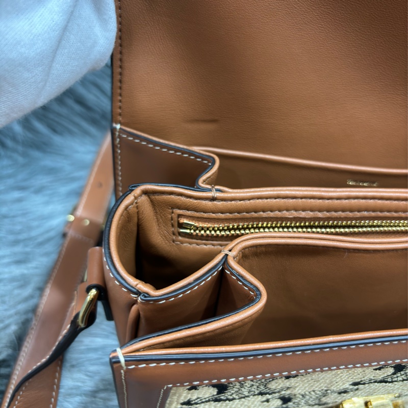 CELINE 191242 SAC TRIOMPHE MOYEN RAPHIA 凱旋門 金釦 刺繡 相機包 信差包 斜背包-17