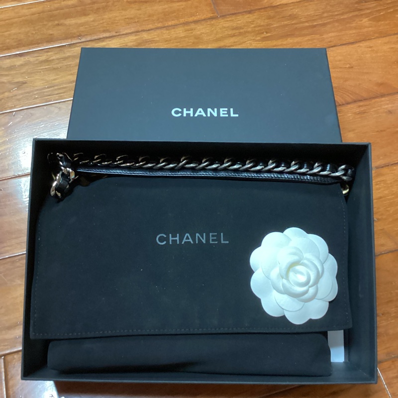 👛不一樣的woc ,不容易撞包~CHANEL 黑金19bag mini woc斜背包 #23年晶片款-1