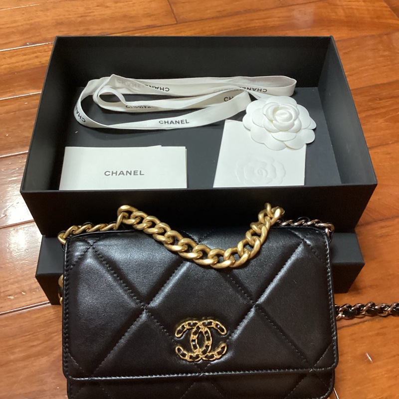 👛不一樣的woc ,不容易撞包~CHANEL 黑金19bag mini woc斜背包 #23年晶片款-2