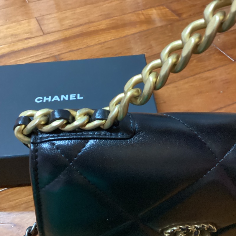 👛不一樣的woc ,不容易撞包~CHANEL 黑金19bag mini woc斜背包 #23年晶片款-5