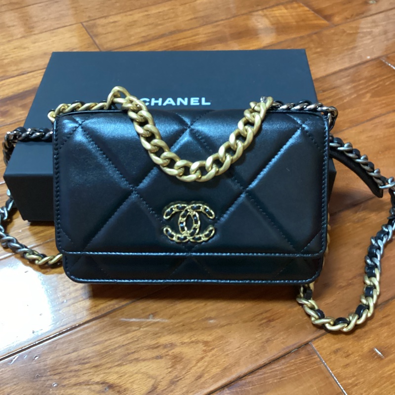 👛不一樣的woc ,不容易撞包~CHANEL 黑金19bag mini woc斜背包 #23年晶片款-6