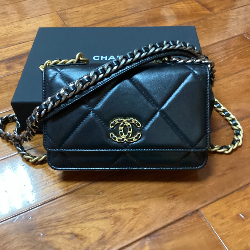 👛不一樣的woc ,不容易撞包~CHANEL 黑金19bag mini woc斜背包 #23年晶片款-7