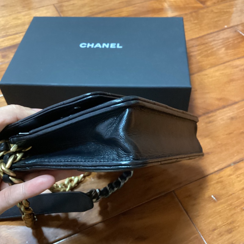 👛不一樣的woc ,不容易撞包~CHANEL 黑金19bag mini woc斜背包 #23年晶片款-9