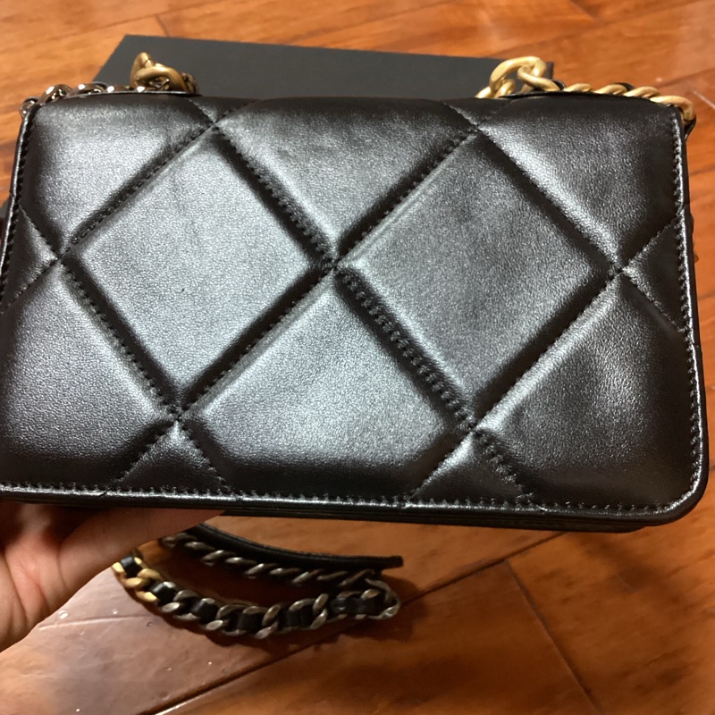 👛不一樣的woc ,不容易撞包~CHANEL 黑金19bag mini woc斜背包 #23年晶片款-10