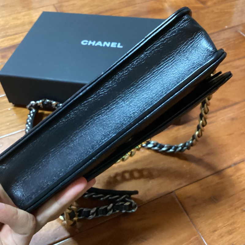 👛不一樣的woc ,不容易撞包~CHANEL 黑金19bag mini woc斜背包 #23年晶片款-11