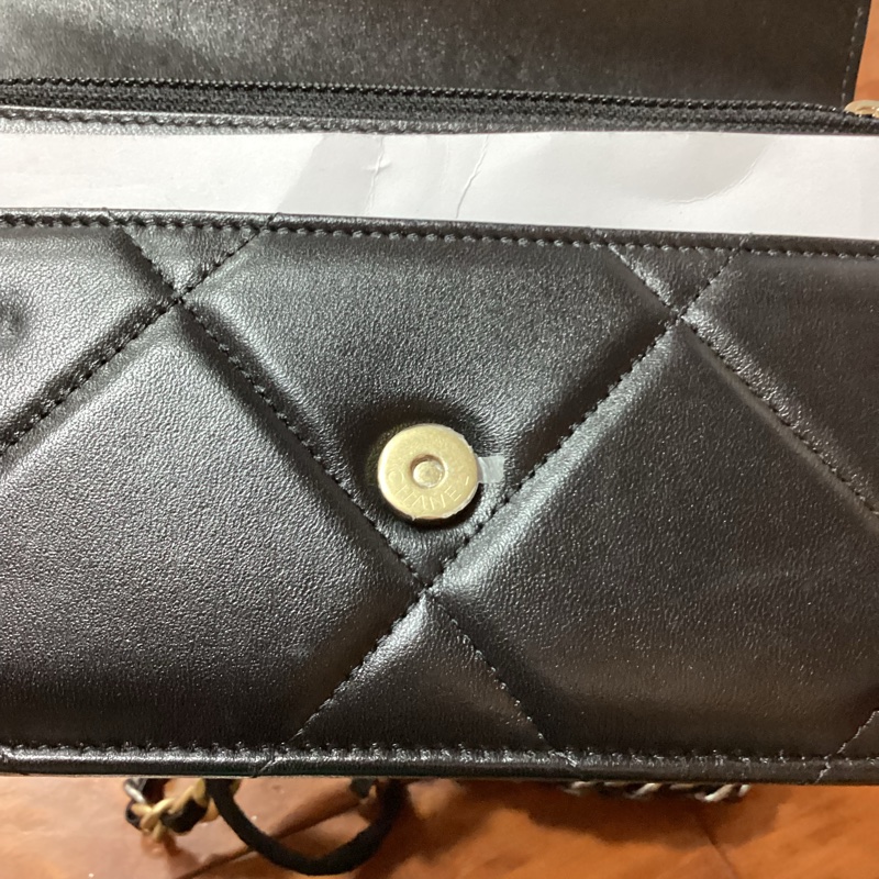 👛不一樣的woc ,不容易撞包~CHANEL 黑金19bag mini woc斜背包 #23年晶片款-13