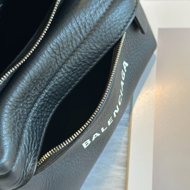 Balenciaga Everyday小牛皮腰包-5