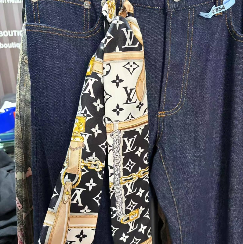 Louis Vuitton 滿版老花絲巾-2