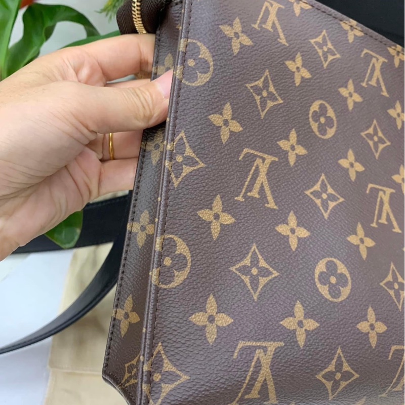 Louis Vuttion M47542 Monogram Poche Toilette 26-9