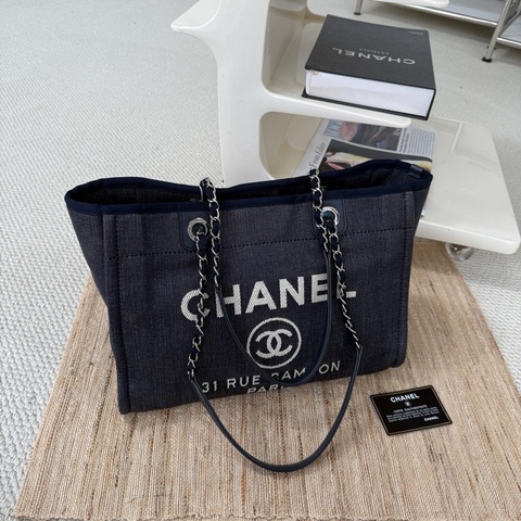 Chanel牛仔藍白字沙灘包 卡標齊全 銀扣 28開 尺寸約34x26