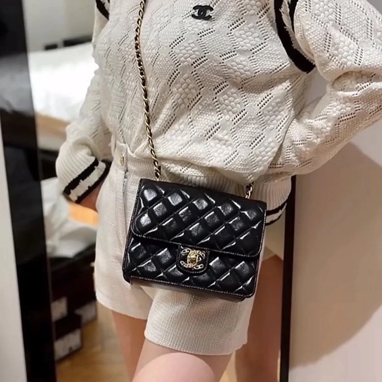 CHANEL 香奈兒 23A手工坊黑金油蠟羊皮方胖子 雕花镂空包 斜背包-1