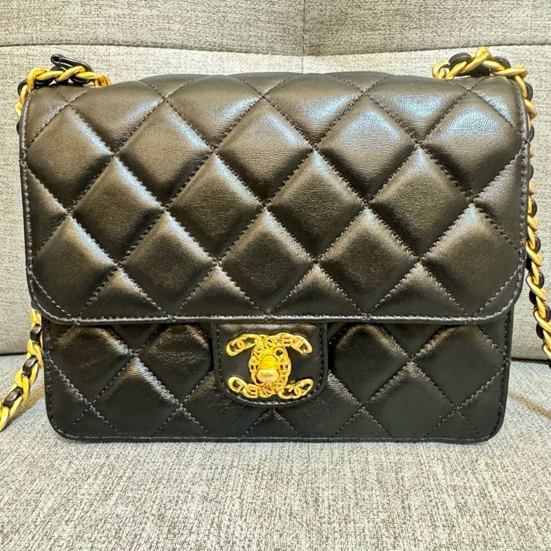 CHANEL 香奈兒 23A手工坊黑金油蠟羊皮方胖子 雕花镂空包 斜背包-5
