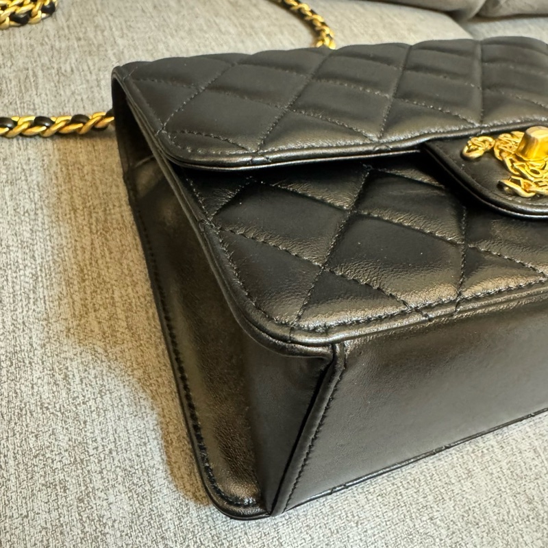 CHANEL 香奈兒 23A手工坊黑金油蠟羊皮方胖子 雕花镂空包 斜背包-12