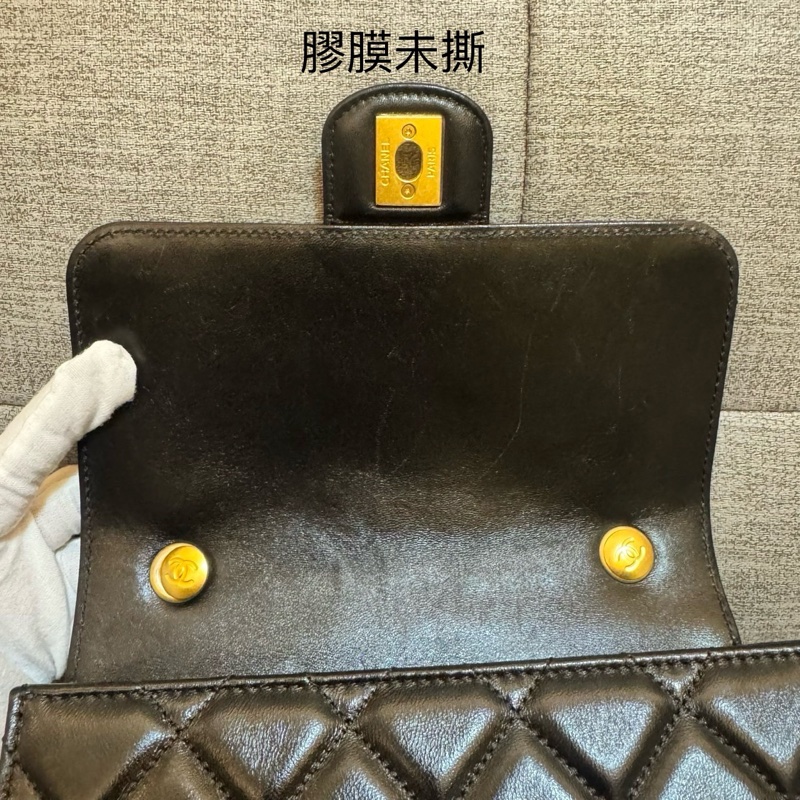 CHANEL 香奈兒 23A手工坊黑金油蠟羊皮方胖子 雕花镂空包 斜背包-21