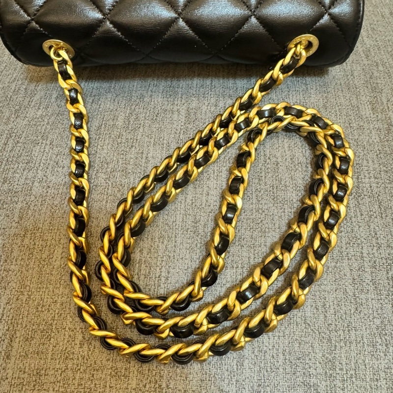CHANEL 香奈兒 23A手工坊黑金油蠟羊皮方胖子 雕花镂空包 斜背包-24
