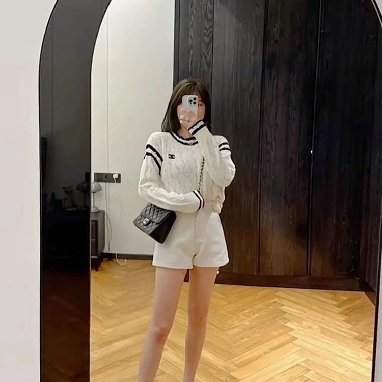 CHANEL 香奈兒 23A手工坊黑金油蠟羊皮方胖子 雕花镂空包 斜背包-26