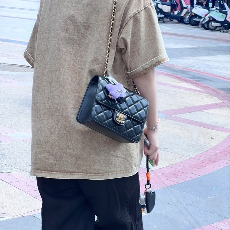 CHANEL 香奈兒 23A手工坊黑金油蠟羊皮方胖子 雕花镂空包 斜背包-27