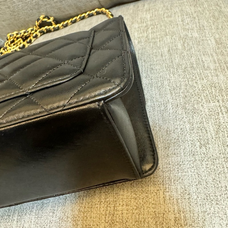 CHANEL 香奈兒 23A手工坊黑金油蠟羊皮方胖子 雕花镂空包 斜背包-35