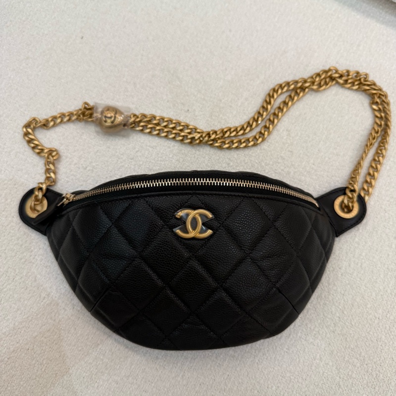 超美愛心調節釦CHANEL 黑色荔枝皮牛皮胸口斜背包-1