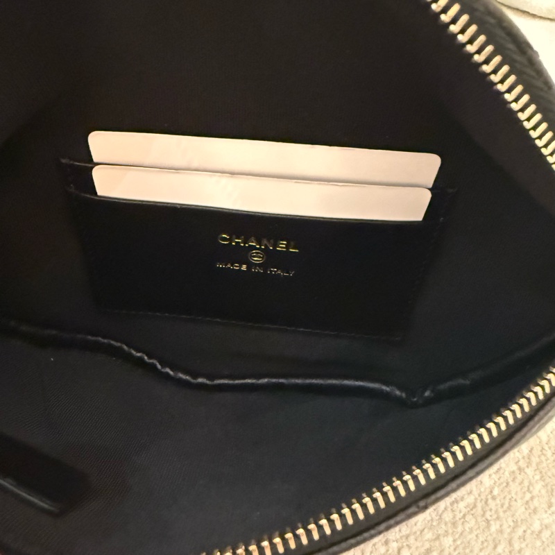 超美愛心調節釦CHANEL 黑色荔枝皮牛皮胸口斜背包-2