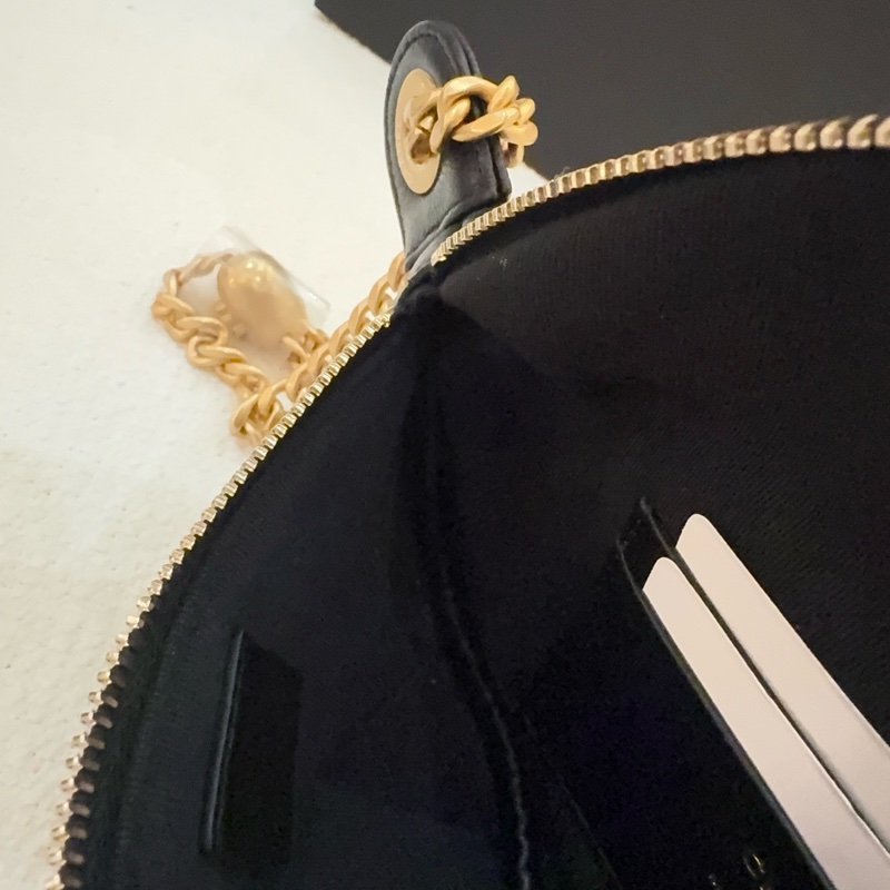 超美愛心調節釦CHANEL 黑色荔枝皮牛皮胸口斜背包-4