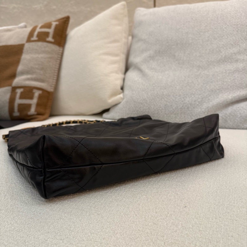 小款垃圾包CHANEL 22黑色小牛皮 金幣金鍊肩背包購物袋包-3