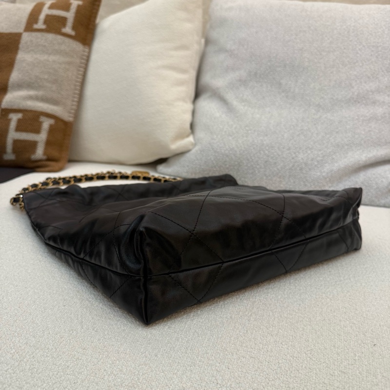 小款垃圾包CHANEL 22黑色小牛皮 金幣金鍊肩背包購物袋包-4