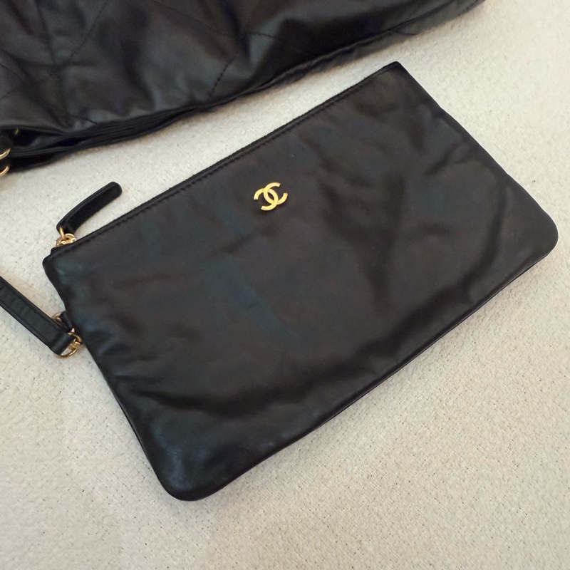 小款垃圾包CHANEL 22黑色小牛皮 金幣金鍊肩背包購物袋包-9
