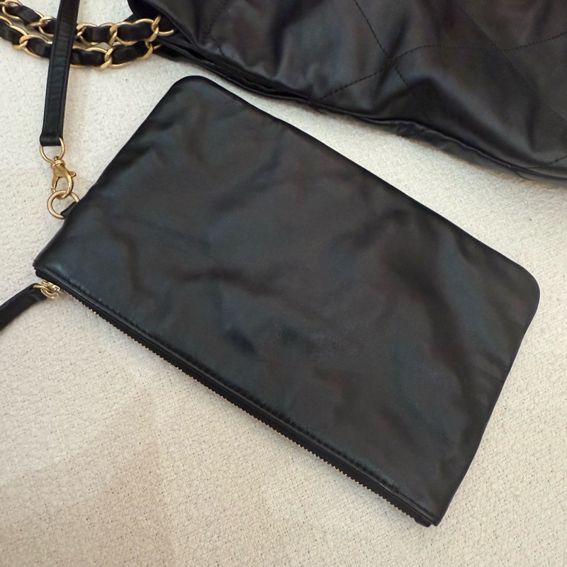 小款垃圾包CHANEL 22黑色小牛皮 金幣金鍊肩背包購物袋包-10
