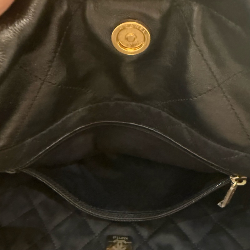 小款垃圾包CHANEL 22黑色小牛皮 金幣金鍊肩背包購物袋包-14