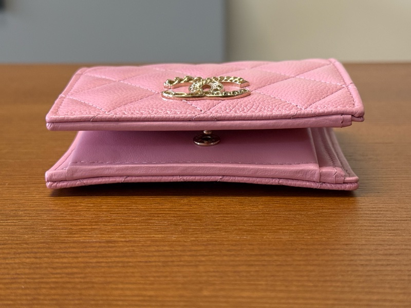 CHANEL香奈兒 季節款 Logo 荔枝牛皮暗釦短夾 - 芭比粉/淡金釦-3