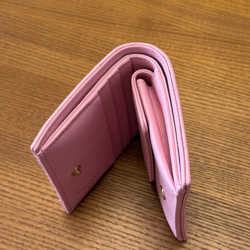 CHANEL香奈兒 季節款 Logo 荔枝牛皮暗釦短夾 - 芭比粉/淡金釦-6