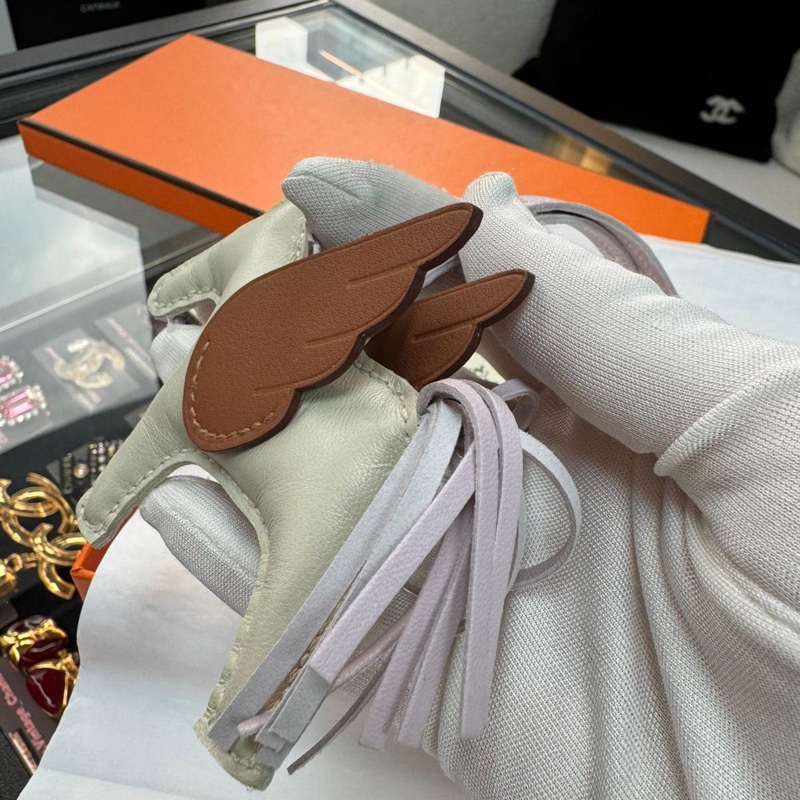 HERMÈS RODEO PM PEGASE PM BAG CHARM IN CRAIE & MAUVE PALE (CREAM & PURPLE)-17