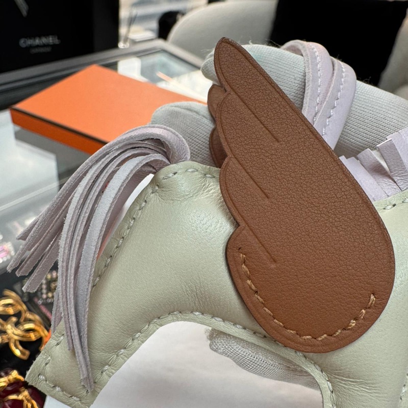 HERMÈS RODEO PM PEGASE PM BAG CHARM IN CRAIE & MAUVE PALE (CREAM & PURPLE)-23