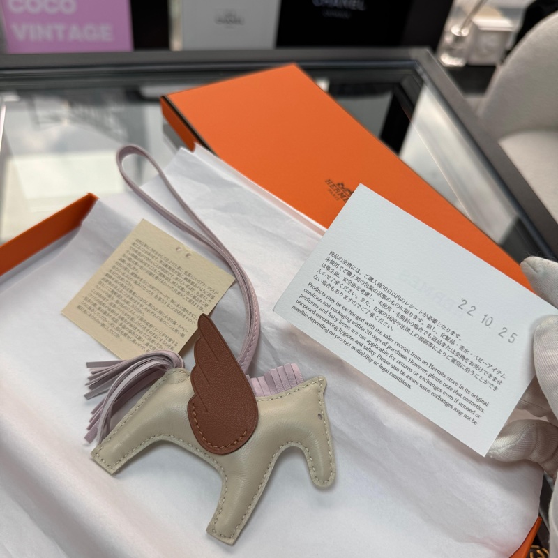 HERMÈS RODEO PM PEGASE PM BAG CHARM IN CRAIE & MAUVE PALE (CREAM & PURPLE)-27